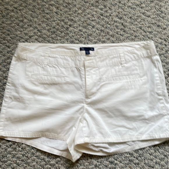 Gap white shorts - Picture 1 of 3